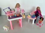 Barbie dokterset met poppen en accessoires, Ophalen of Verzenden, Gebruikt, Meisje