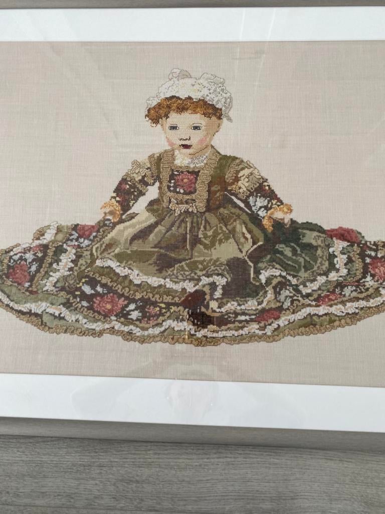 Groot geborduurd Antieke pop in oud-hollands klederdracht, Hobby en Vrije tijd, Borduren en Borduurmachines, Ophalen, Zo goed als nieuw