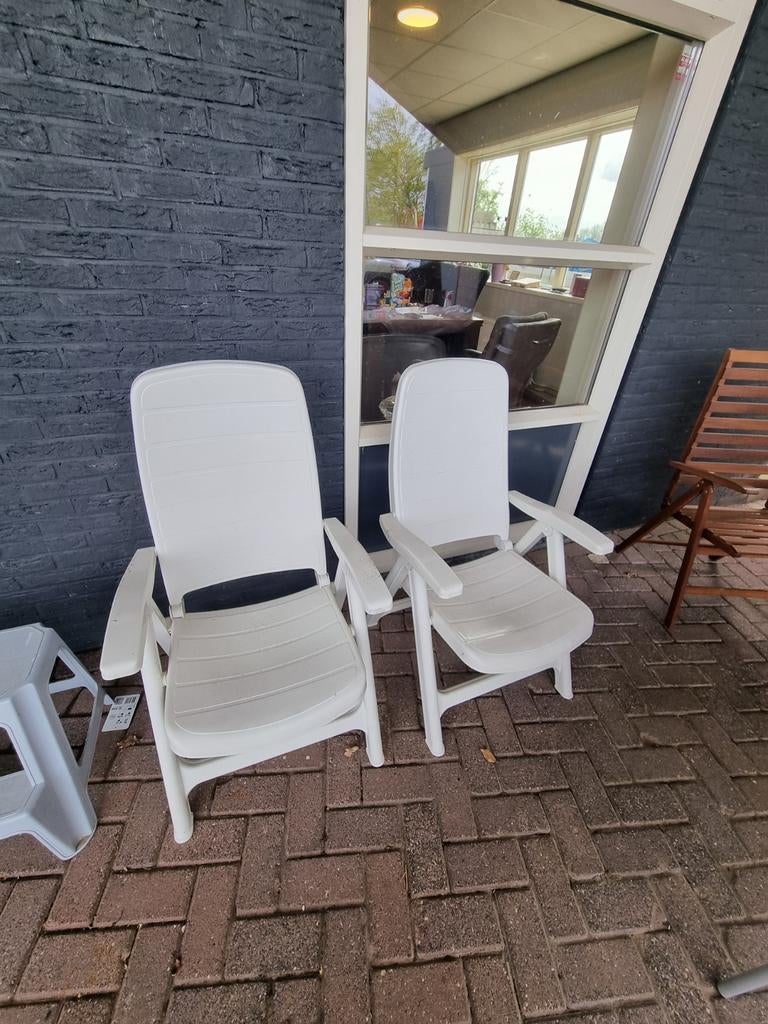 Twee witte verstelbare tuinstoelen, Ophalen, Kunststof, Verstelbaar