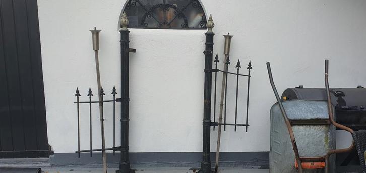 Decoratieve gietijzeren palen met fakkels, Tuin en Terras, Tuinhekken en Hekwerk, Gebruikt, Sierhekwerk, IJzer, Ophalen of Verzenden
