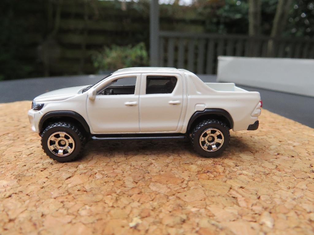 Matchbox Toyota Hilux wit, Hobby en Vrije tijd, Modelauto's | Overige schalen, Ophalen of Verzenden, Nieuw, Auto