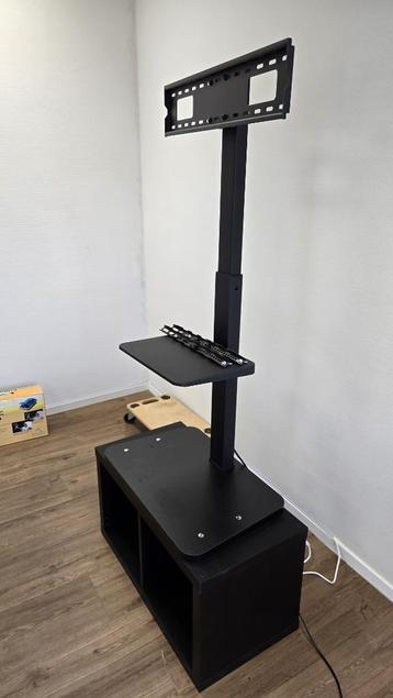TV standaard op Ikea Kallax kastje (incl wieltjes) beschikbaar voor biedingen