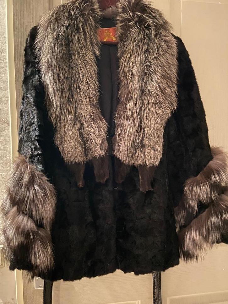 Winterjas afgewerkt met echt bont, Kleding | Dames, Jassen | Winter, Gedragen, Maat 42/44 (L), Zwart, Ophalen of Verzenden