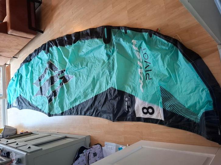 Naish Pivot 2025 8m, Watersport en Boten, Kitesurfen, Zo goed als nieuw, Kite, 8 m², Geen board, Ophalen of Verzenden