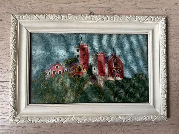 Borduurwerk rode huisjes. Origineel houten lijstje (39-27cm), Hobby en Vrije tijd, Borduren en Borduurmachines, Overige typen