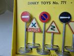 1955 Dinky Toys 771 INTERNATIONAL ROAD SIGNS 12 X IN DOOS -B, Hobby en Vrije tijd, Modelauto's | 1:43, Ophalen of Verzenden, Zo goed als nieuw