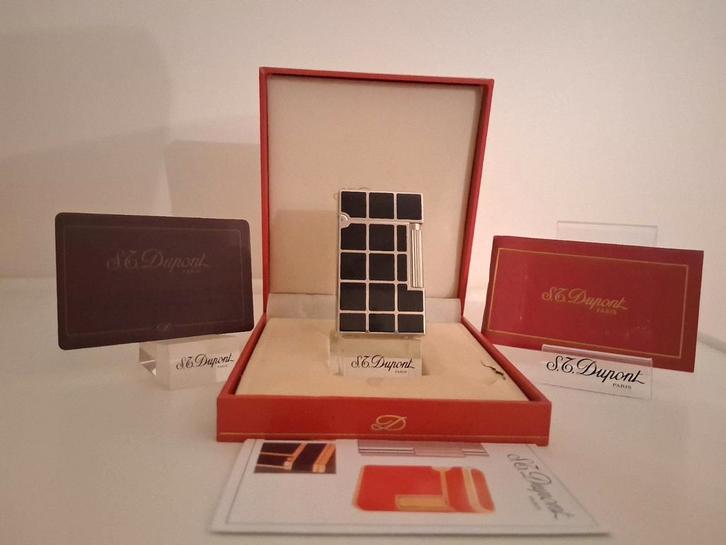 Dupont Aansteker L2  Zilver Kleur met Chinese Lak Nieuw., Verzamelen, Rookartikelen, Aanstekers en Luciferdoosjes, Nieuw, Aansteker