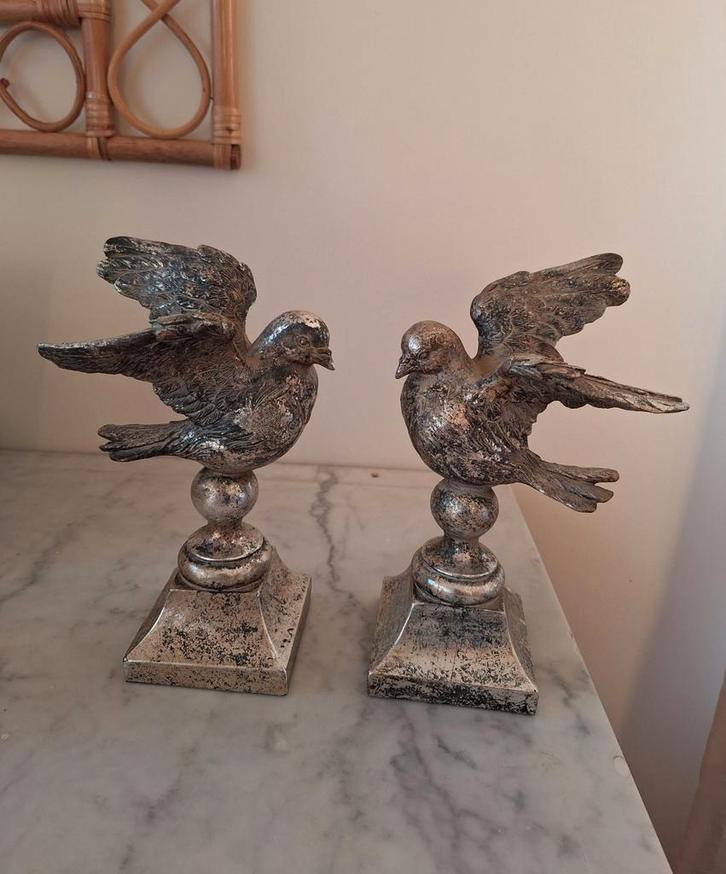 2 mooie zilver kleurige duiven beeldjes., Antiek en Kunst, Antiek | Kandelaars, Zilver, Ophalen of Verzenden