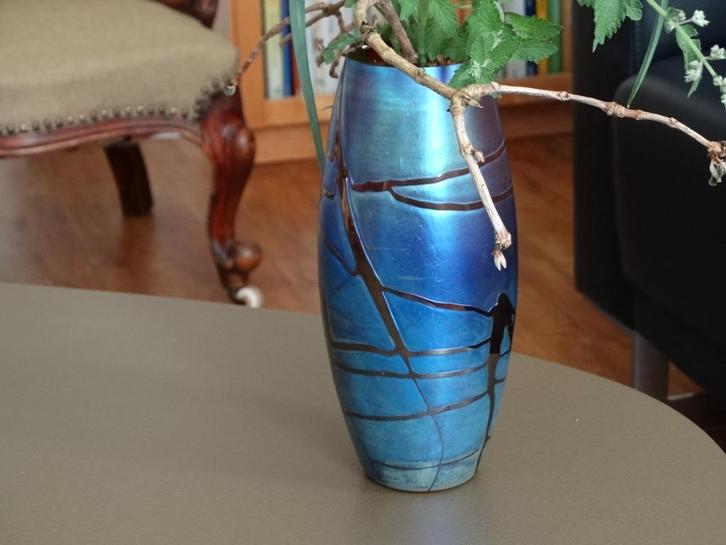 Dikwandige iriserende vaas gesigneerd, blauw luster kristal, Antiek en Kunst, Antiek | Glas en Kristal, Ophalen of Verzenden