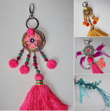 Fluo roze / gele Bohemian supergrote sleutelhangers Cowry beschikbaar voor biedingen