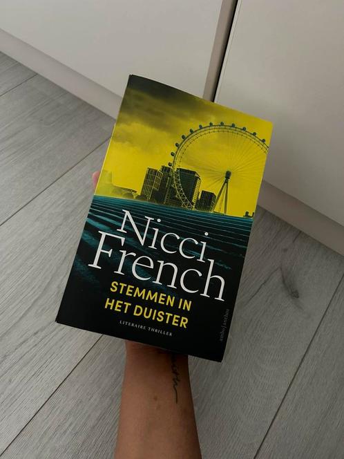 Nicci French - Stemmen in het duister, Boeken, Thrillers, Zo goed als nieuw, Nederland, Ophalen of Verzenden