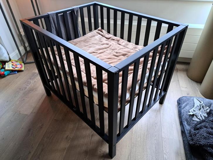 Zwarte baby Box, Kinderen en Baby's, Boxen, Zo goed als nieuw, Rechthoekig, In hoogte verstelbaar, Boxkleed, Ophalen