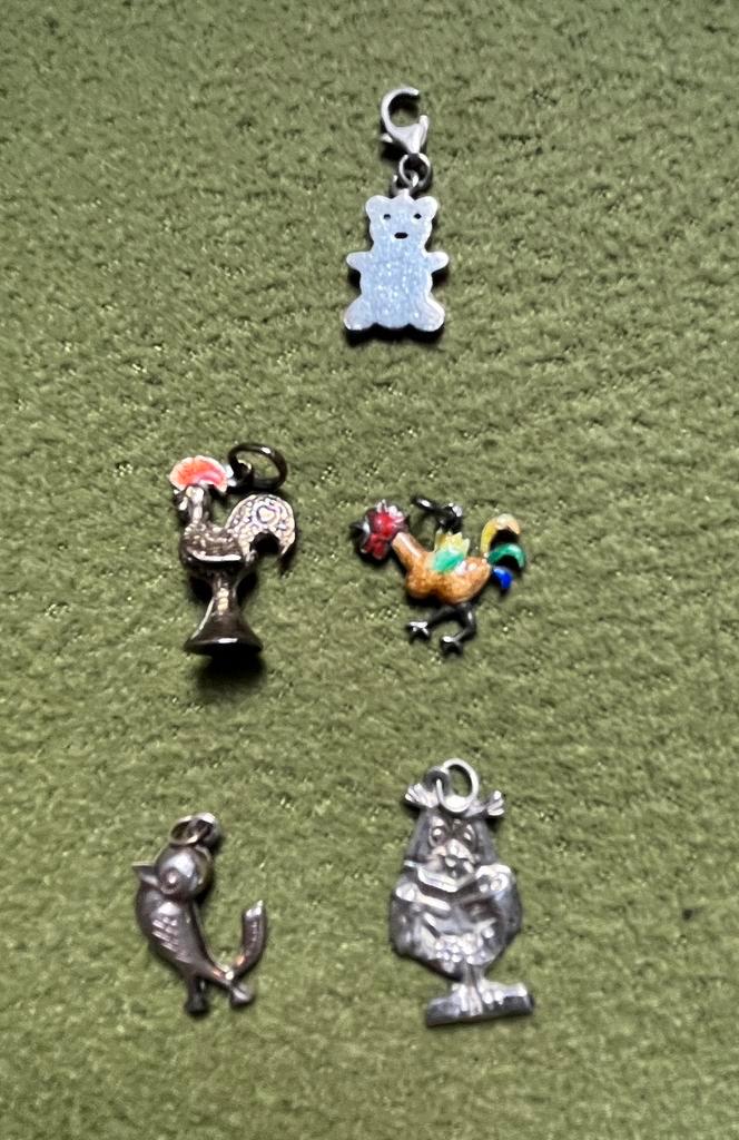 3 bedeltjes, zilver en verzilverd oa beertje, vogeltje, Sieraden, Tassen en Uiterlijk, Bedels, Gebruikt, Overige merken, Zilver