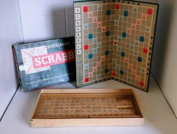 SCRABBLE. Nederlandse editie. Houten letters. Houten houders beschikbaar voor biedingen