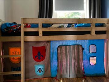 Halfhoog kinderbed met ladder en riddertent beschikbaar voor biedingen