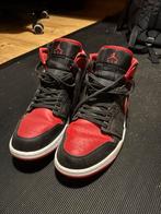 Jordan 1 Mid Zwart/Rood Maat 44, Ophalen of Verzenden, Gedragen, Zwart, Sneakers of Gympen