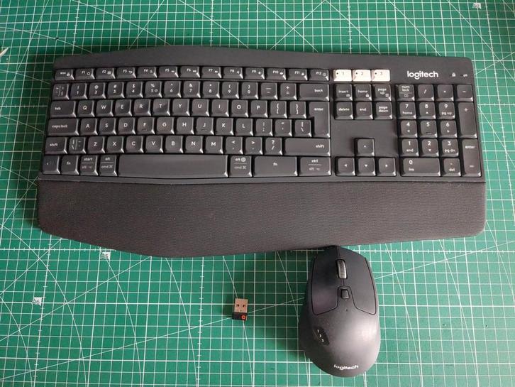 Logitech mk850 keyboard en mouse set, Computers en Software, Toetsenborden, Zo goed als nieuw, Ophalen of Verzenden