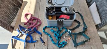 Koffer vol met paarden verzorgings-dingen beschikbaar voor biedingen