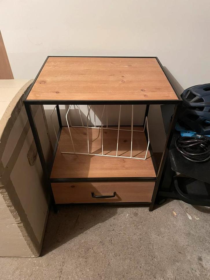 Houten nachtkastje/bijzettafel in metalen frame, Huis en Inrichting, Kasten | Ladekasten, Gebruikt, Minder dan 100 cm, 50 tot 100 cm