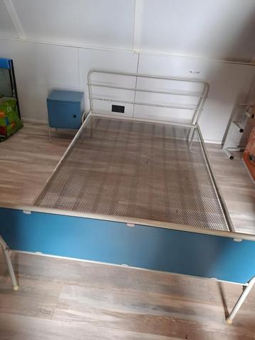 Retro bed