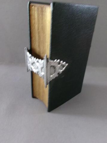 kerkboek met zilver  beslag nieuwe testament  uit 1875. beschikbaar voor biedingen