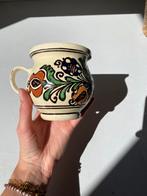 Handgeschilderde vaas van Ravasz F’auos Koroud., Huis en Inrichting, Woonaccessoires | Vazen, Overige kleuren, Aardewerk of Porselein