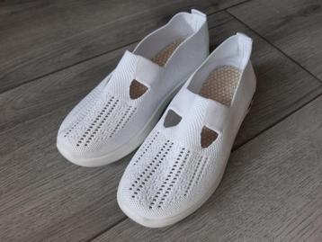 Instap schoen dames (wit en/of zwart) beschikbaar voor biedingen