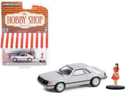 1979 Ford Mustang Coupe Ghia van Greenlight 1/64 + women in, Hobby en Vrije tijd, Modelauto's | Overige schalen, Nieuw, Auto, Ophalen of Verzenden