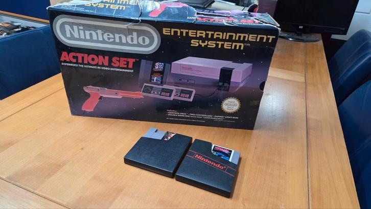 Nintendo NES Action Set Compleet in Doos (beschadigd), Spelcomputers en Games, Spelcomputers | Nintendo NES, Ophalen of Verzenden