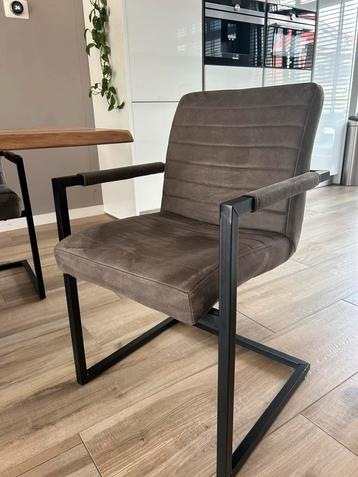 Prachtige tafelstoelen z.g.a.n. beschikbaar voor biedingen