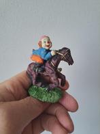 Clown van kunsthars als jockey op een paard 5.5x4x7cm, Ophalen of Verzenden, Zo goed als nieuw, Mens