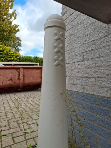 Gietijzeren paal met Amsterdamse kruizen beschikbaar voor biedingen