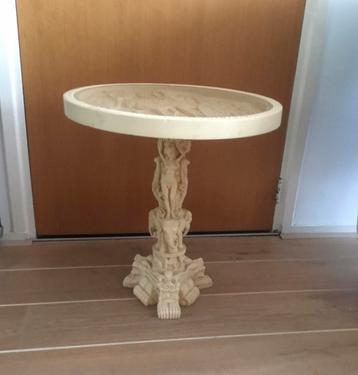Mooie tafel, helemaal uitgesneden, blad met glas afgedekt beschikbaar voor biedingen