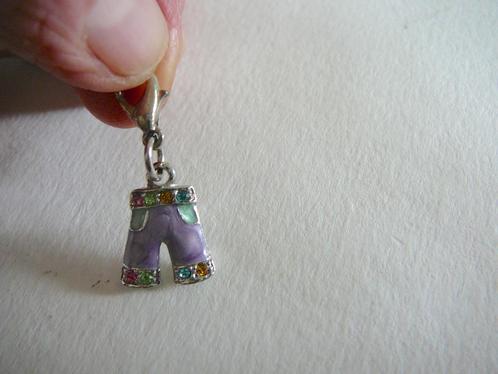 Zilverkleur bedel / hanger model KINDER BROEKJE + steentjes, Sieraden, Tassen en Uiterlijk, Bedels, Zo goed als nieuw, Overige merken