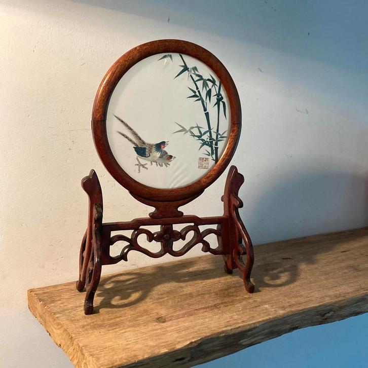 Chinees zijde borduurwerk in houten standaard, Antiek en Kunst, Curiosa en Brocante, Ophalen of Verzenden