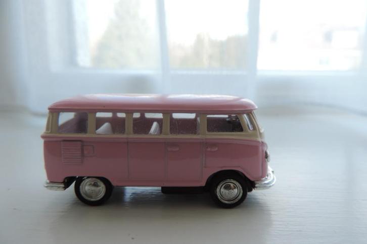Roze VW bus en VW kever, onderop staat 1/64, Verzamelen, Speelgoed, Nieuw, Ophalen of Verzenden