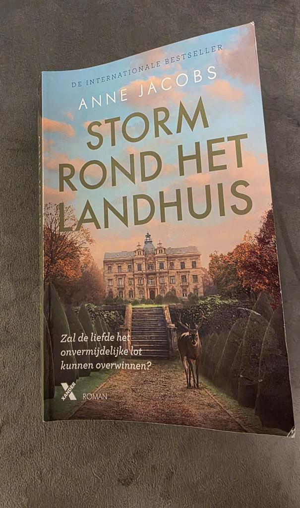 Storm rond het landhuis - Anne Jacobs, Boeken, Romans, Zo goed als nieuw, Nederland, Ophalen of Verzenden