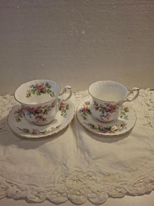 Royal Albert - Moss Rose - 2 porseleinen kop en schotels, Antiek en Kunst, Antiek | Servies los, Ophalen of Verzenden