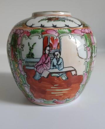 Klein Chinees vaasje met decoratie beschikbaar voor biedingen