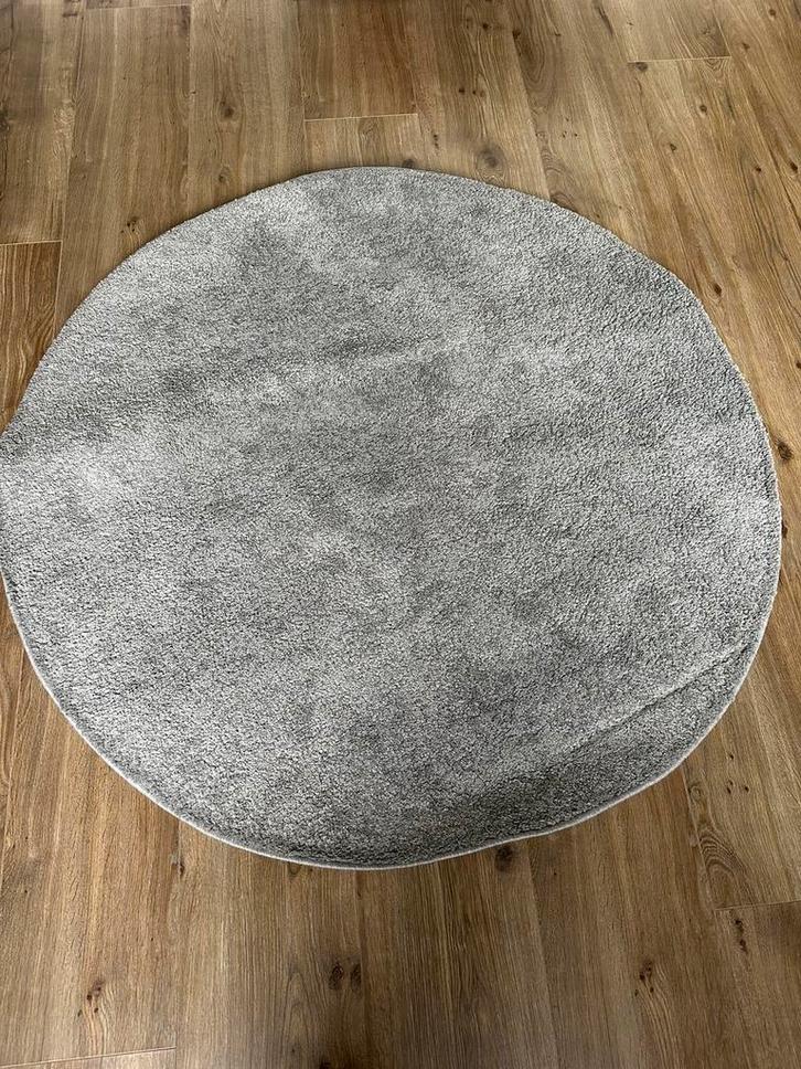 Als nieuw: Ikea Stoense rond vloerkleed middengrijs - 130cm, Huis en Inrichting, Stoffering | Tapijten en Kleden, Nieuw, 100 tot 150 cm