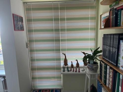 Horizontale lamellen / 'luxaflex' groen wit en beige 2,3 cm, Huis en Inrichting, Stoffering | Gordijnen en Lamellen, Zo goed als nieuw