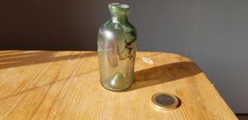Antiek glas Bodemvondst flesje medicijnflesje uit 1700 beschikbaar voor biedingen