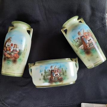 Antiek kaststel; 2 vazen + jardinière beschikbaar voor biedingen