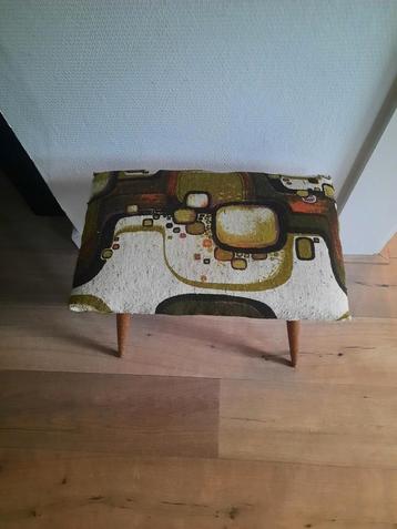 Vintage retro voetenbankje beschikbaar voor biedingen