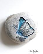 Mooie blauwe vlinder geschilderd op een lichte steen, Antiek en Kunst, Kunst | Overige Kunst, Vlinder insecten kunst verzamelen schilderij huis cadeau