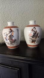 Twee porseleinen Chinese vaasjes gemerkt, Ophalen of Verzenden