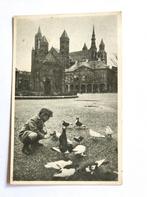 MAASTRICHT Vrijthof Kind duiven voeren 1946, Verzamelen, Ansichtkaarten | Nederland, 1940 tot 1960, Gelopen, Ophalen of Verzenden