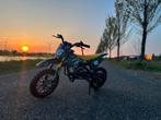 Pitbike 50cc en cross helm, Fietsen en Brommers, Minibikes, Midibikes en Pitbikes, Ophalen, Zo goed als nieuw, 50 cc, Pitbike
