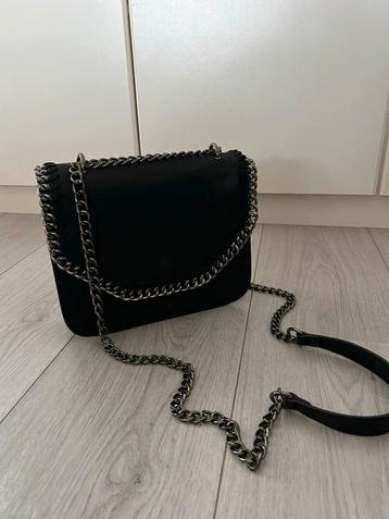 Schoudertas met zilvere kettingdetail beschikbaar voor biedingen