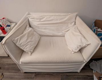 Loveseat bank wit beschikbaar voor biedingen